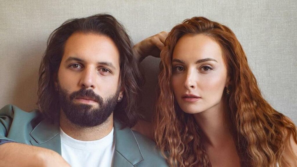 Звезды турецкого сериала «Постучись в мою дверь» ждут первенца