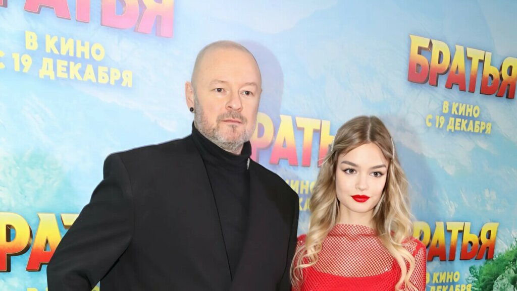 49-летний режиссер Марк Горобец и его 18-летняя жена гуляют по столице и целуются на камеру