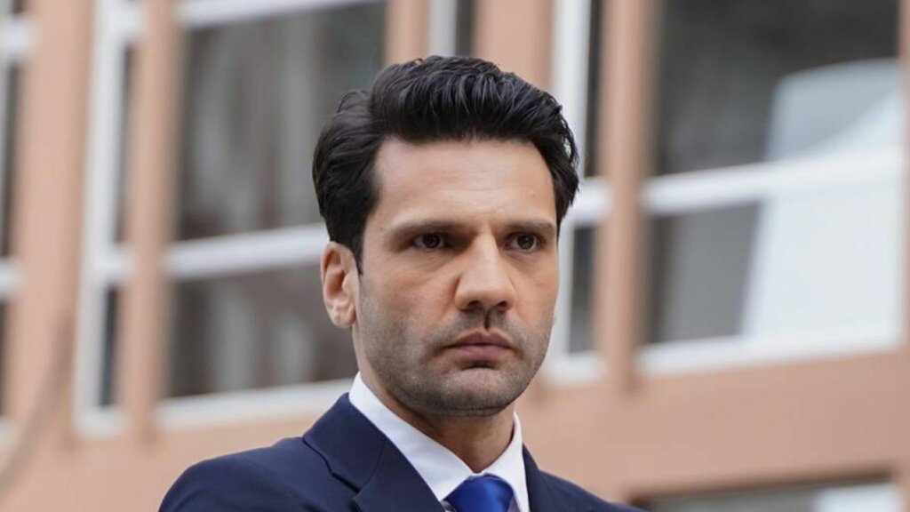 Проклинают за роль Эмира, критикуют за внешность и восхищаются талантом: как живет красивый Каан Урганджиоглу