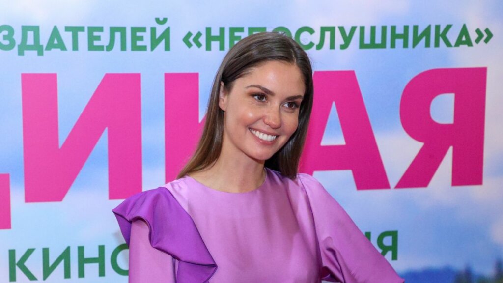 Родившая третьего ребенка Агата Муцениеце вернулась домой из роддома (фото)