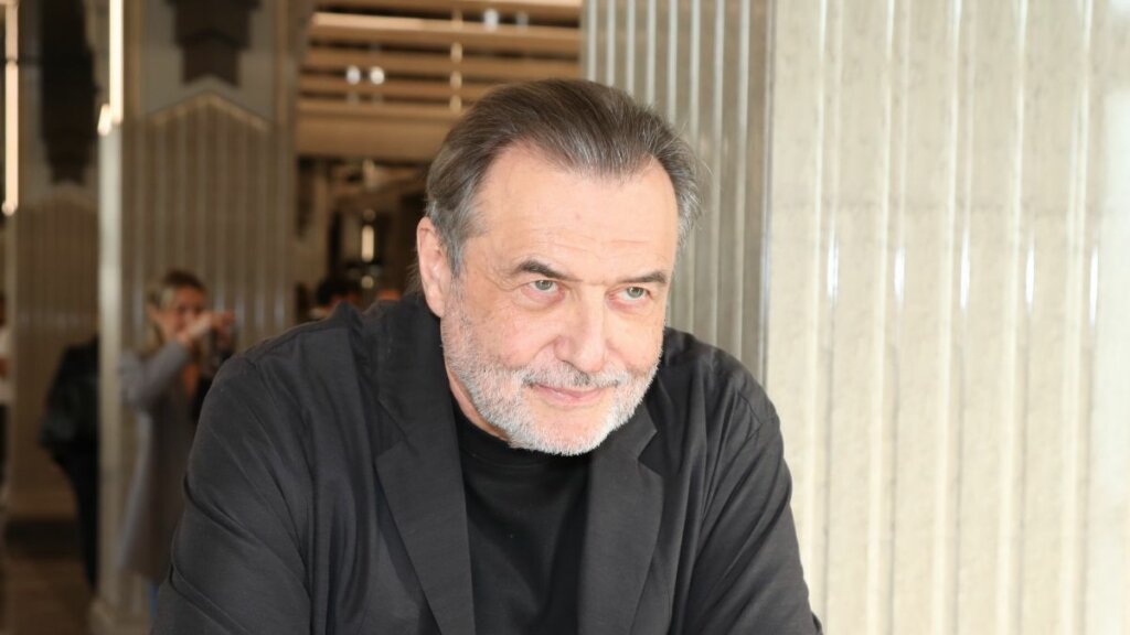 «В дедушки годится»: 74-летний Алексей Учитель вышел в свет с 28-летней возлюбленной и их дочкой