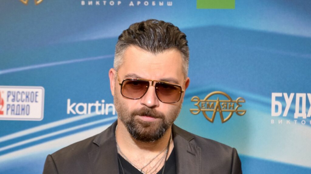 Алексей Чумаков опять оскандалился: устроил страстные танцы с блондинкой