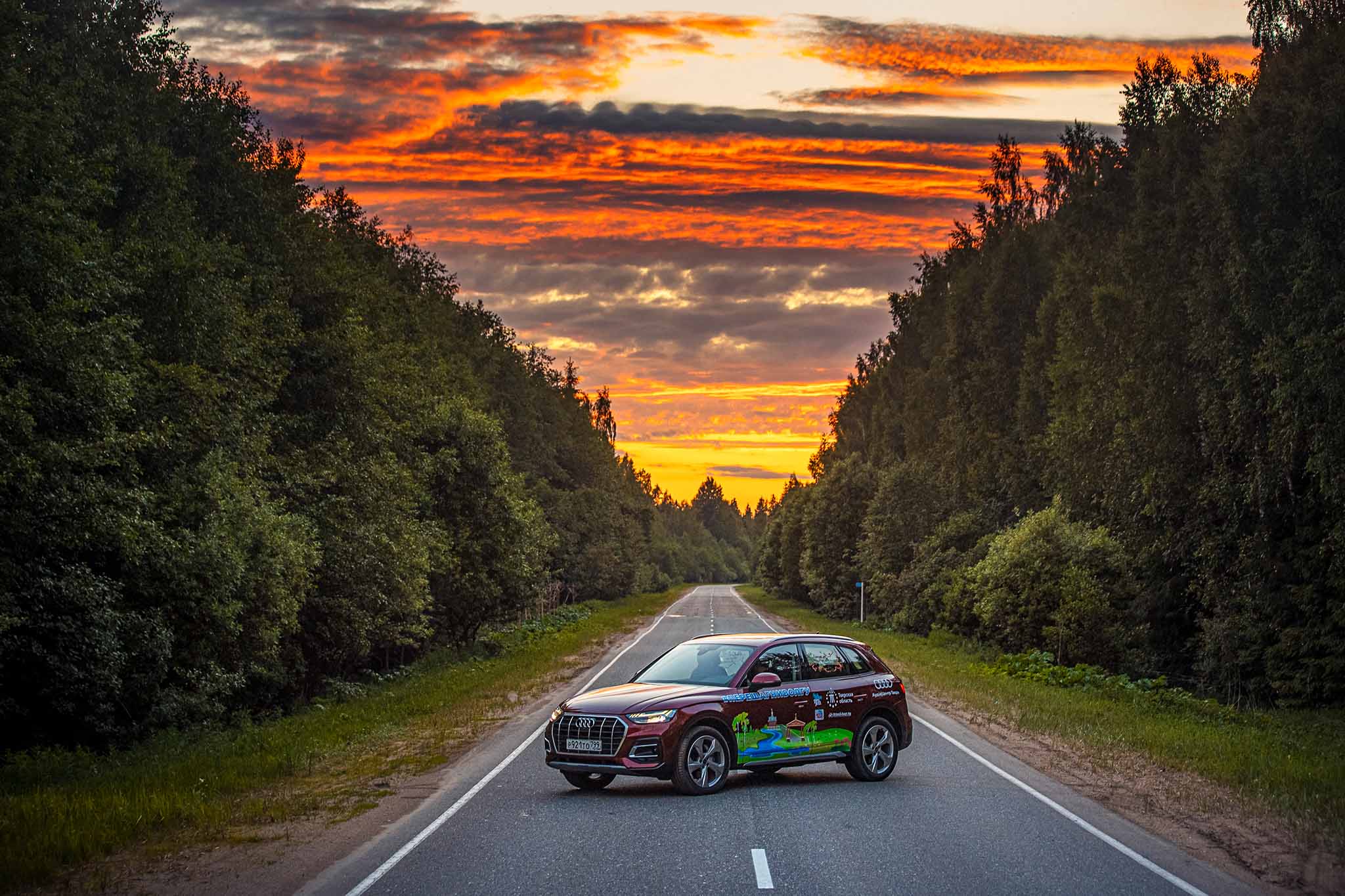 машина на дороге на фоне заката