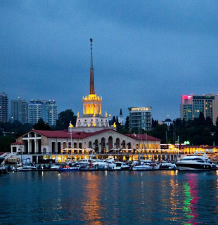 морской вокзал в сочи вечером