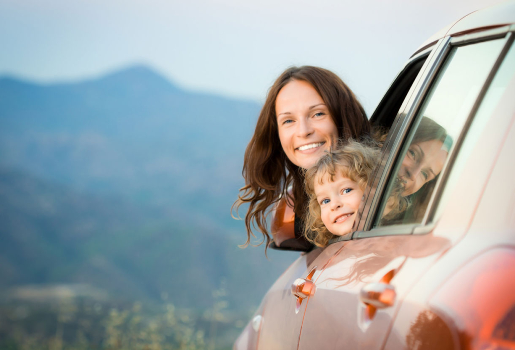 мать и ребенок выглядывают из машины