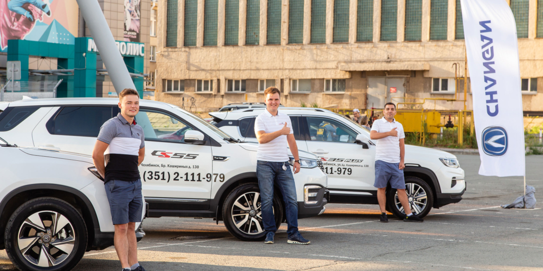 мужчины у автомобилей