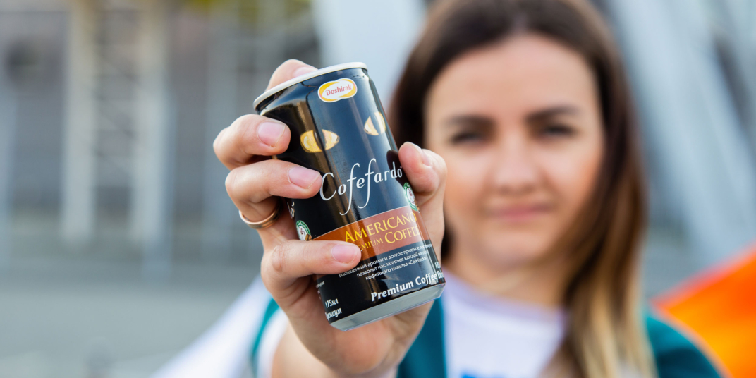 девушка держит напиток в баночке