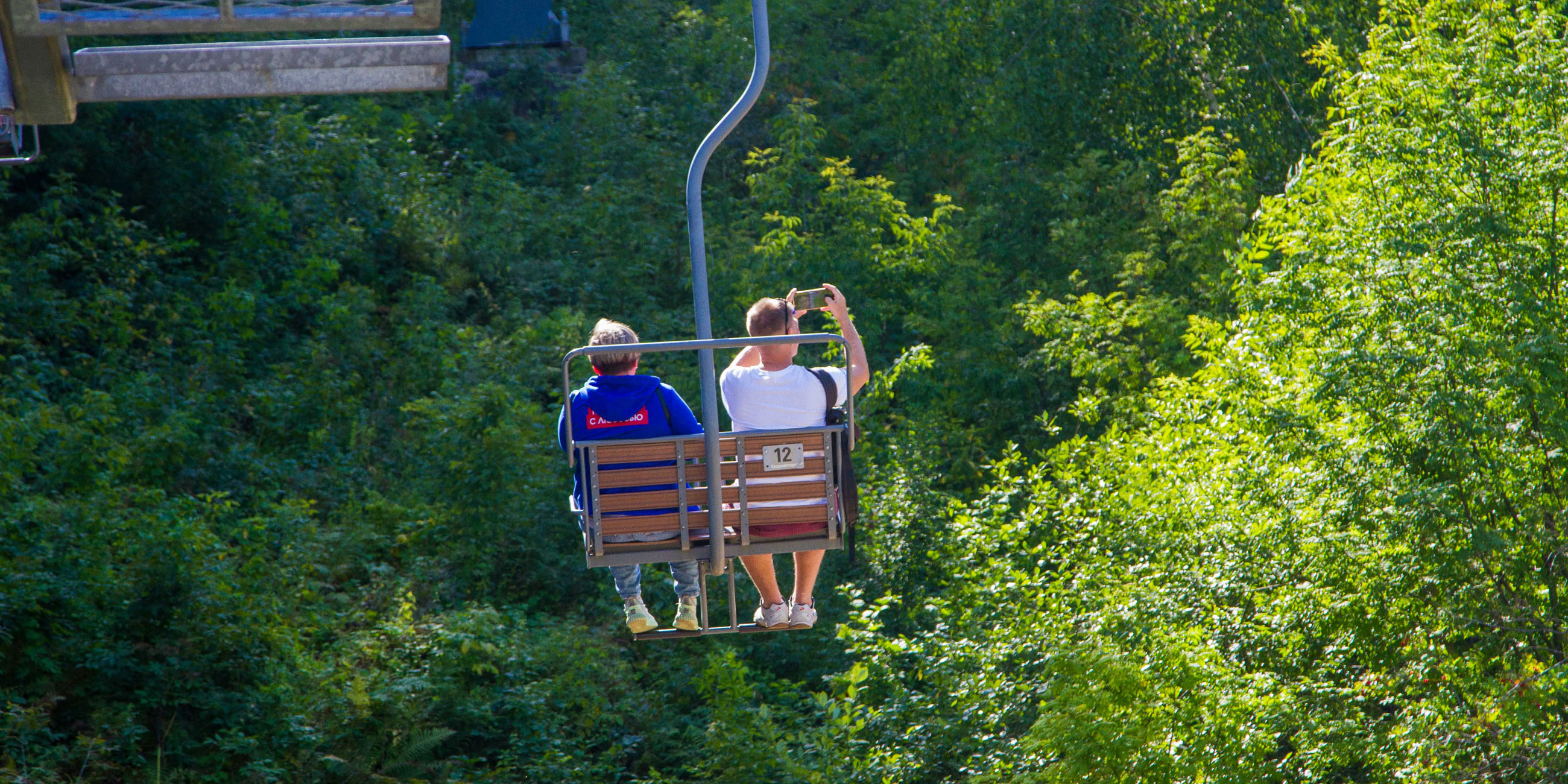 мужчина и женщина на канатной дороге