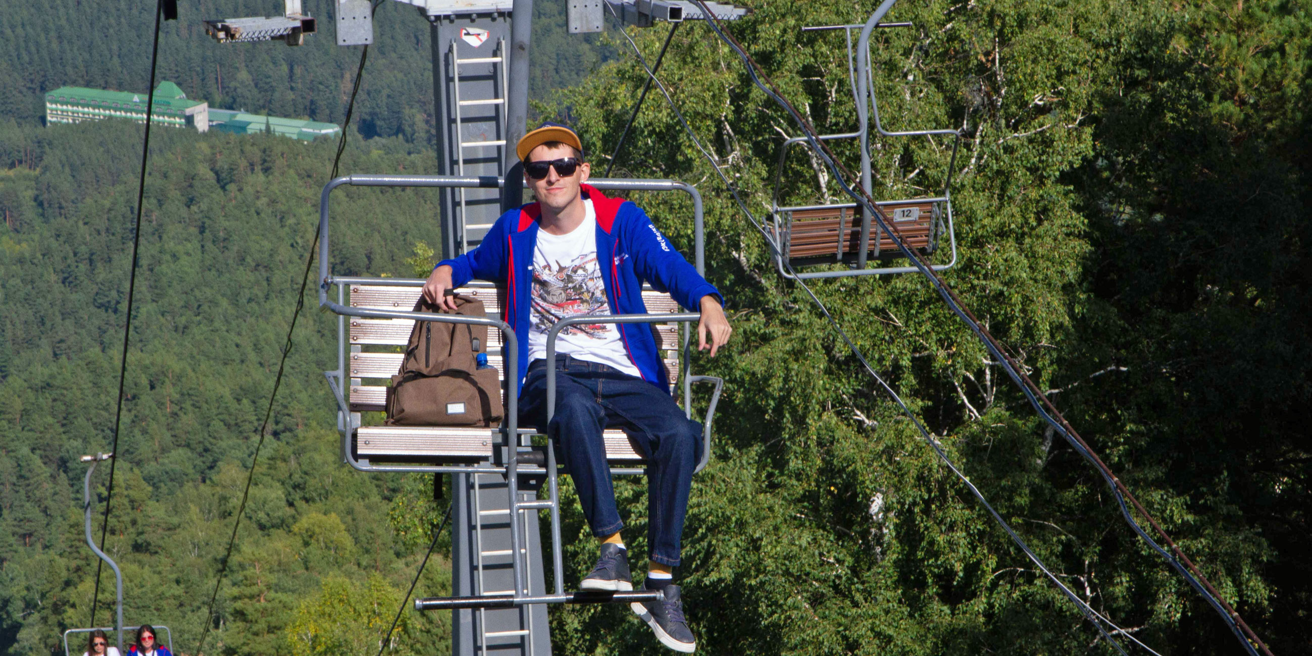 мужчина в кресле канатной дороги