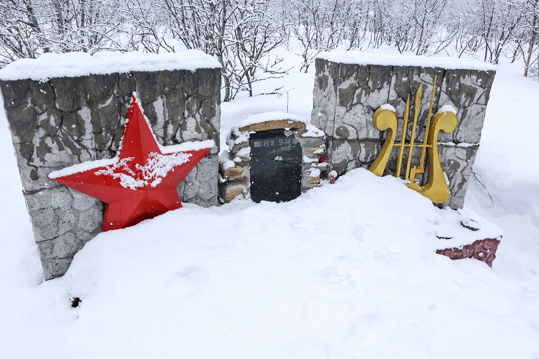 Памятник Литературная землянка на берегу бухты Озерко.