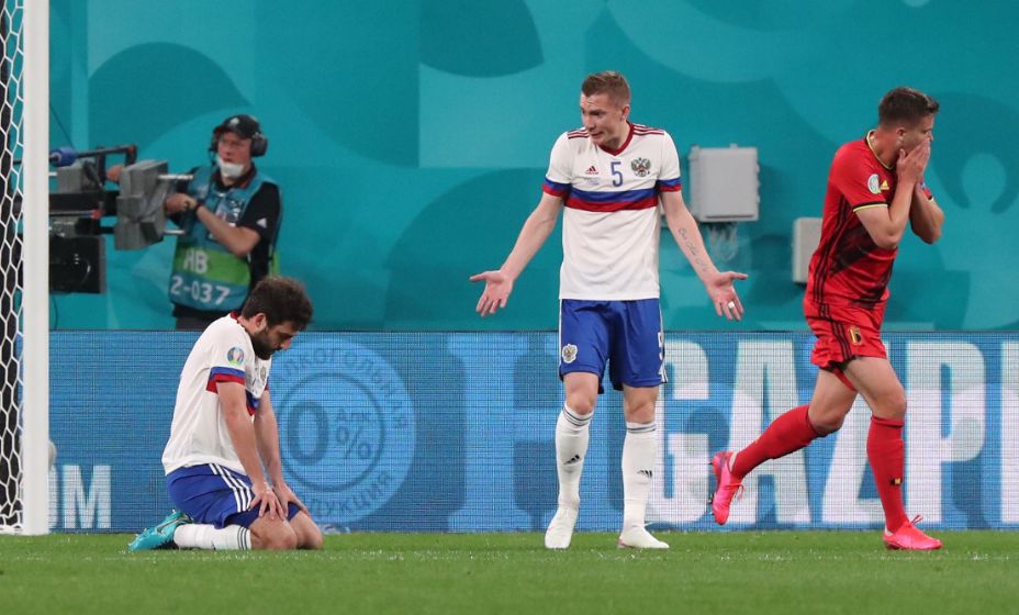 Андрей Семенов не понимает, что происходит в матче с Бельгией. Фото: Reuters