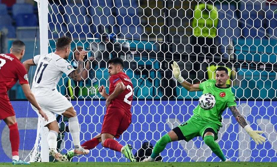 Чиро Иммобиле поражает ворота сборной Турции. Фото: Global Look Press