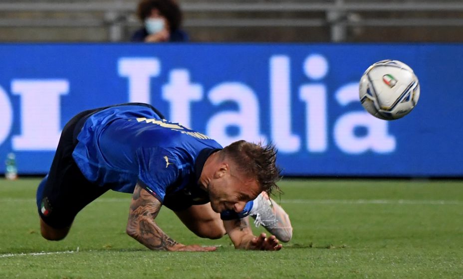 Чиро Иммобиле готовится забивать в ворота Северной Ирландии. Фото: Reuters