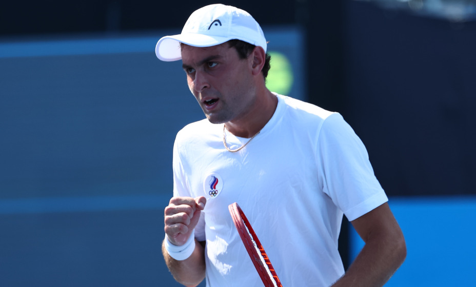 Россиянин Аслан Карацев обыграл Энди Маррея и стал победителем турнира. Фото: Reuters