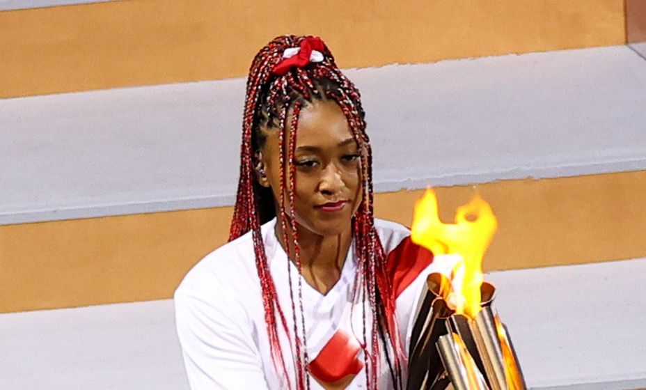 Японская теннисистка Наоми Осака за несколько секунд до зажжения огня Олимпиады. Фото: Reuters