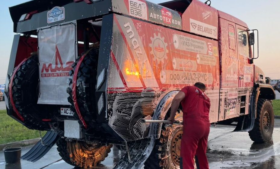 Белорусские «МАЗы» на мойке после прохождения дистанции первого дня. Фото: Денис Акинин