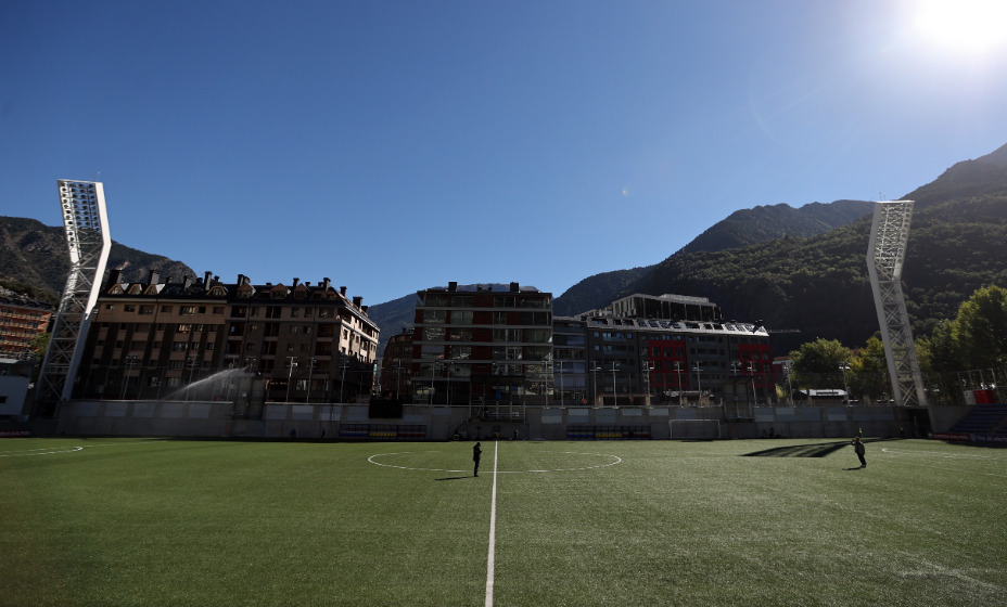 За сутки до встречи Андорра и Англия на стадионе Насьонал вспыхнул пожар. Фото: Reuters