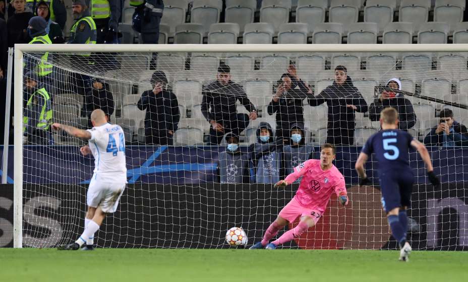 Защитник «Зенита» Ярослав Ракицкий реализует пенальти в матче с «Мальме». Фото: Reuters