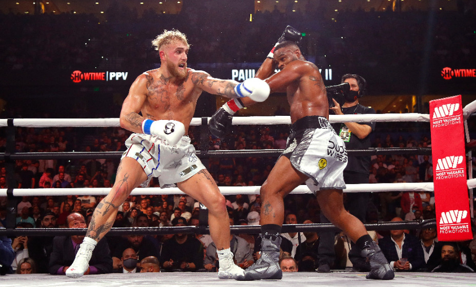 Американская звезда Youtube Джейк Пол нокаутировал Тайрона Вудли. Фото: Reuters