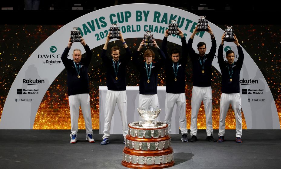 Сборная России по теннису с Шамилем Тарпищевым по во главе (крайний слева) выиграла Кубок Дэвиса. Фото: Reuters