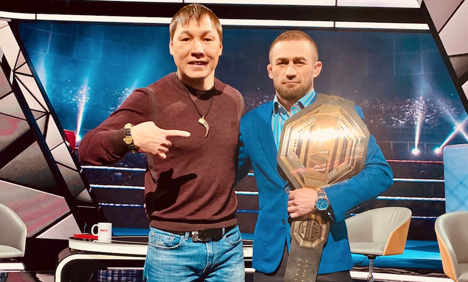 Руслан Проводников вручил Али Багаутинову картонный пояс UFC. Фото: Пресс-агент боя Багаутинов-Проводников