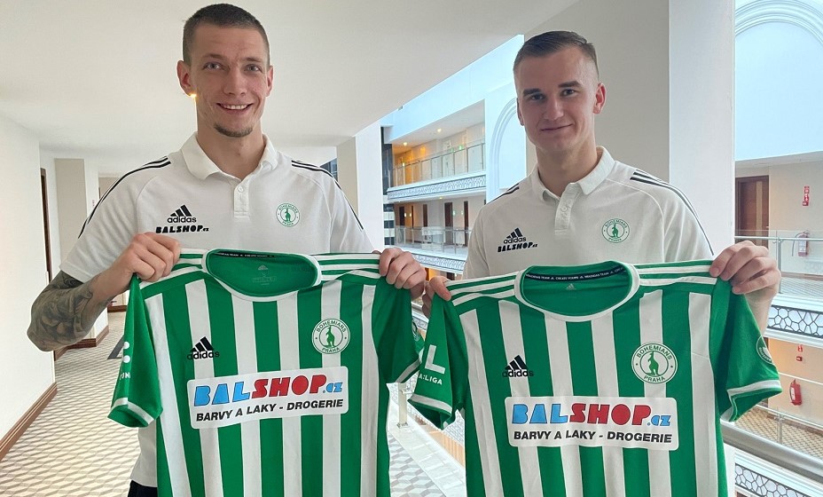 Евгений Назаров (слева) вынужден уехать из Чехии. Фото: ФК «Богемианс»