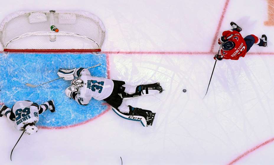 Евгений Кузнецов умеет эффектно разбираться с вратарями соперника. Фото: Global Look Press