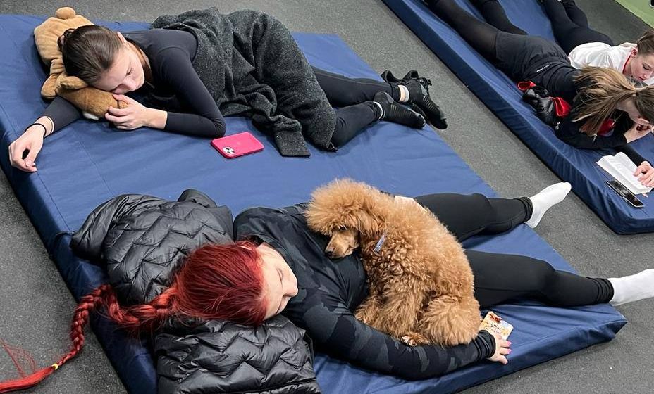 Спящие фигуристки перед шоу Этери Тутберидзе. Фото: Личная страница Александры Трусовой в соцсетях