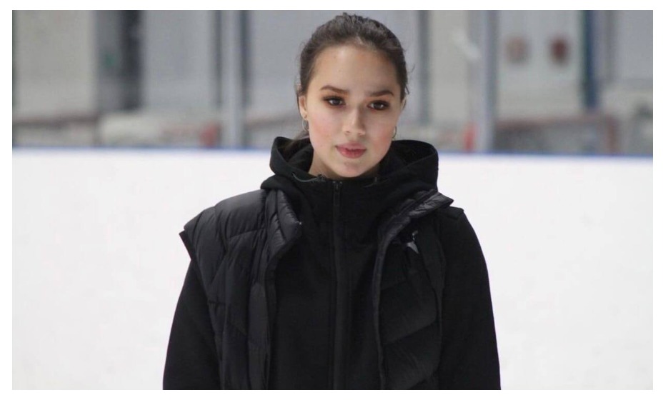 Алина Загитова задумалась об экономике. Фото: Соцсети Алины Загитовой