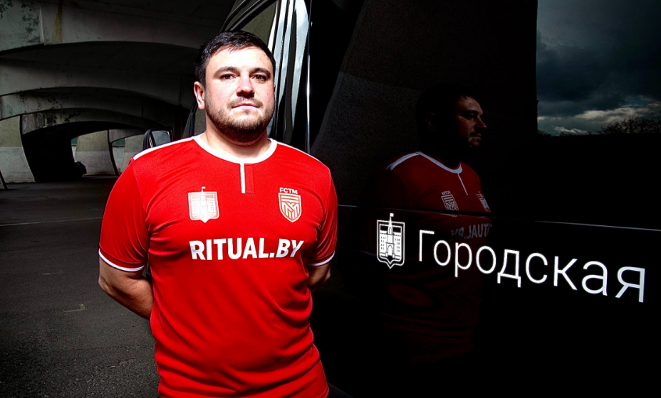 Футболисты минского «Трактора» позируют на фоне катафалка не просто так. 
Фото: ФК «Трактор»