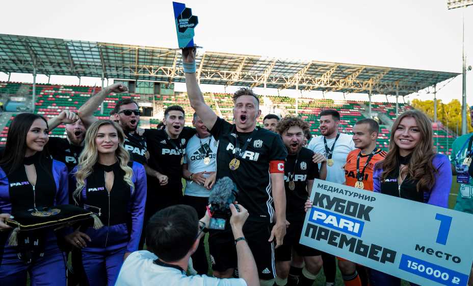 «Амкал» выиграл Медиатурнир «Кубок Pari Премьер» и получил чек на 150 тысяч рублей. Фото: Оргкомитет «Кубок Pari «Премьер»