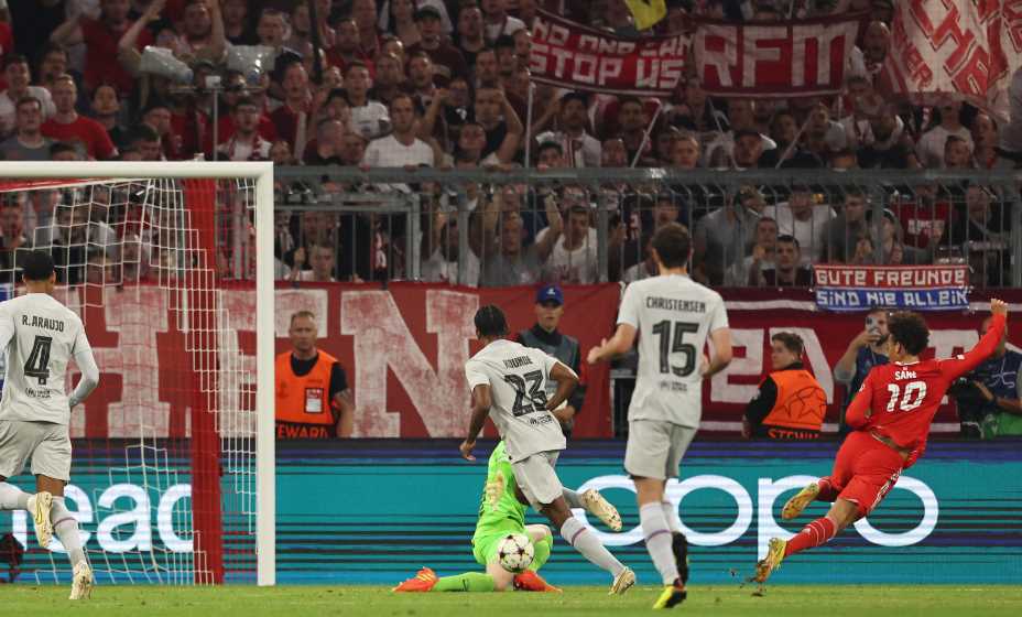 Нападающий «Баварии» Лерой Сане отправляет второй мяч в ворота «Барселоны». Фото: Reuters