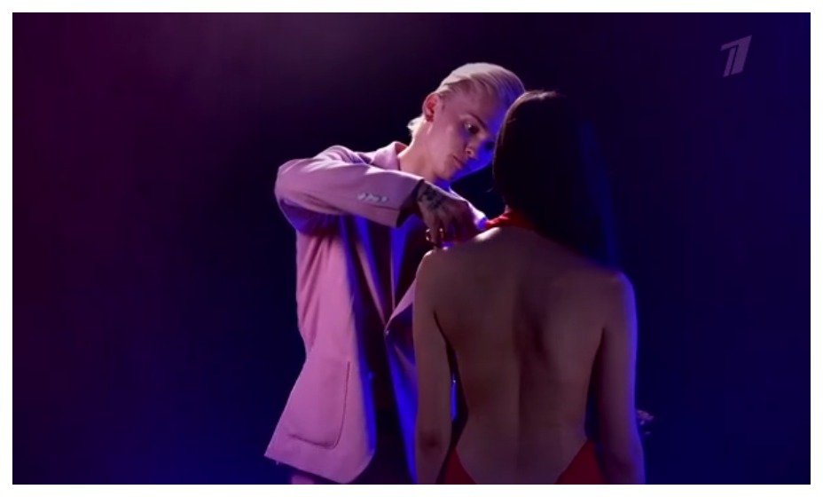 Милохин снял платье с Медведевой в шоу. Фото: Скриншот Первого канала