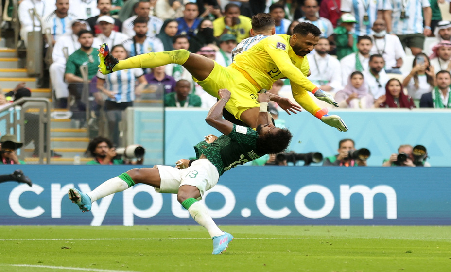 Страшный момент столкновения вратаря и защитника сборной Саудовской Аравии. Фото: Reuters