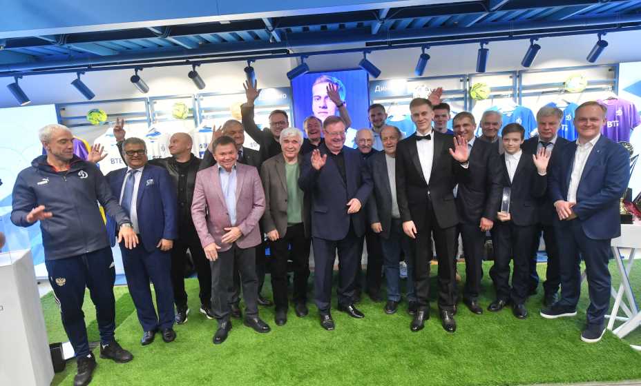 Истинные динамовцы поздравляют Даниила Фомина со званием «Джентльмен года 2022». Фото: Владимир Веленгурин, «Комсомольская правда»