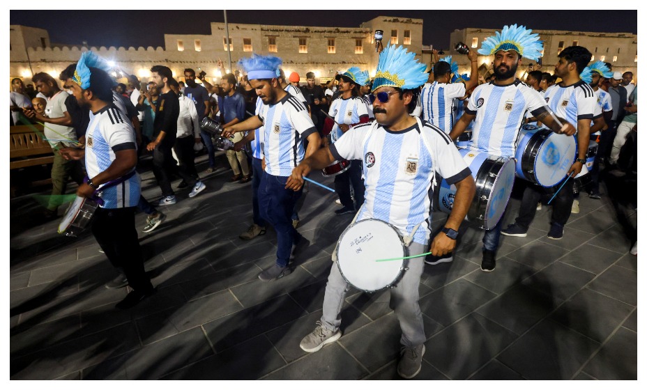 Арабские болельщики нарядились в форму сборной Аргентины. Фото: Reuters