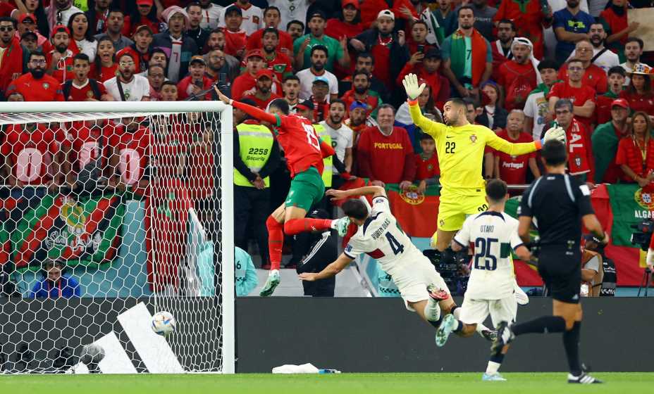 Марокканец Эн-Несери отправляет мяч в ворота португальцев. Фото: Reuters