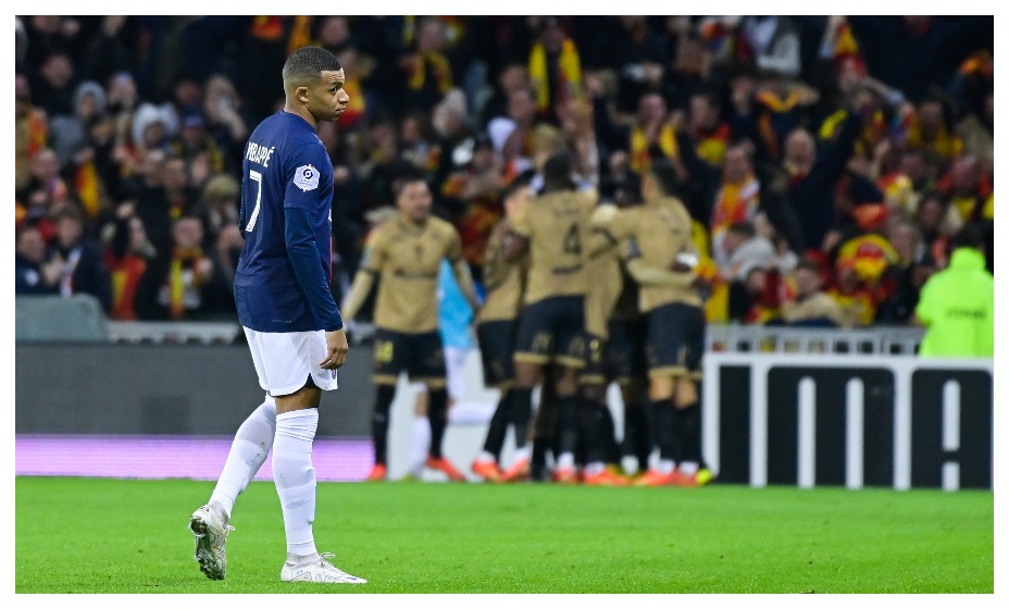 Килиан Мбаппе огорчен поражением от «Ланса». Фото: Global Look Press