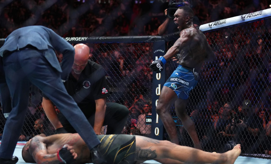 Адесанья нокаутировал Перейру и забрал титул чемпиона UFC в среднем весе. Фото: UFC Russia