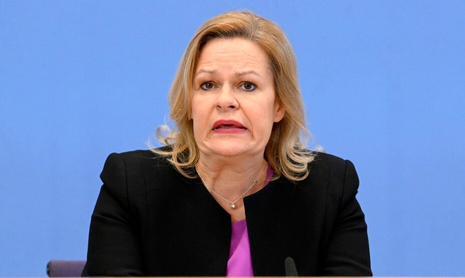 Нэнси Фезер