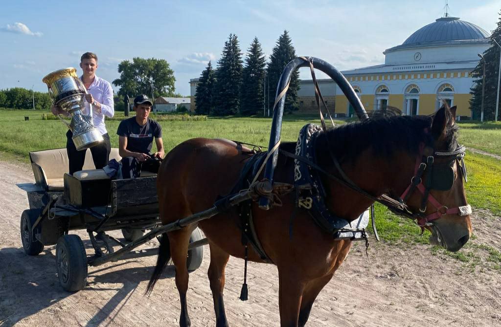 Владислав Провольнев привез Кубок Гагарина в Воронеж. Фото: ХК ЦСКА
