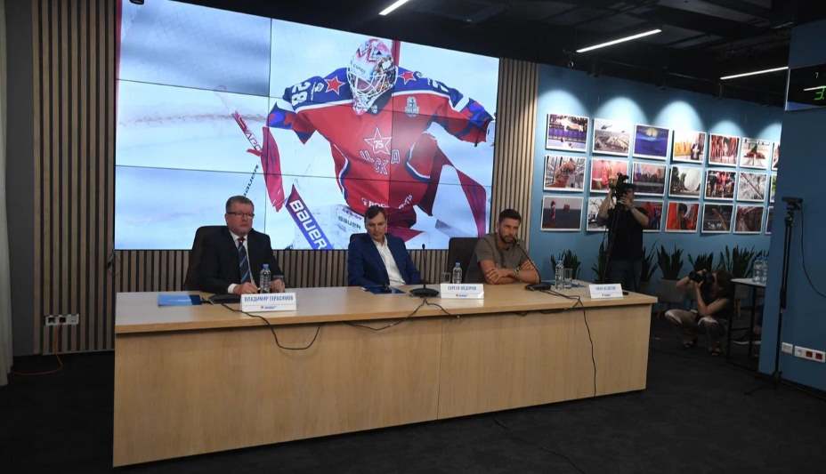 Вратарь ЦСКА Иван Федотов побывал в редакции «Комсомольской правды» на пресс-конференции. Фото: Михаил Фролов, КП