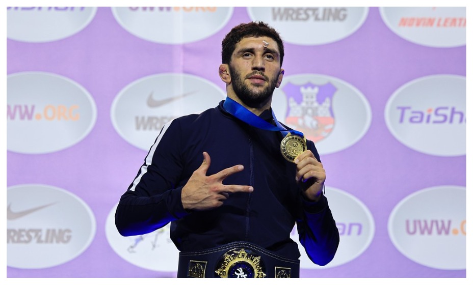 Заурбек Сидаков стал трехкратным чемпионом мира, а победу посвятил своему отцу. Фото: официальный сайт United World Wrestling