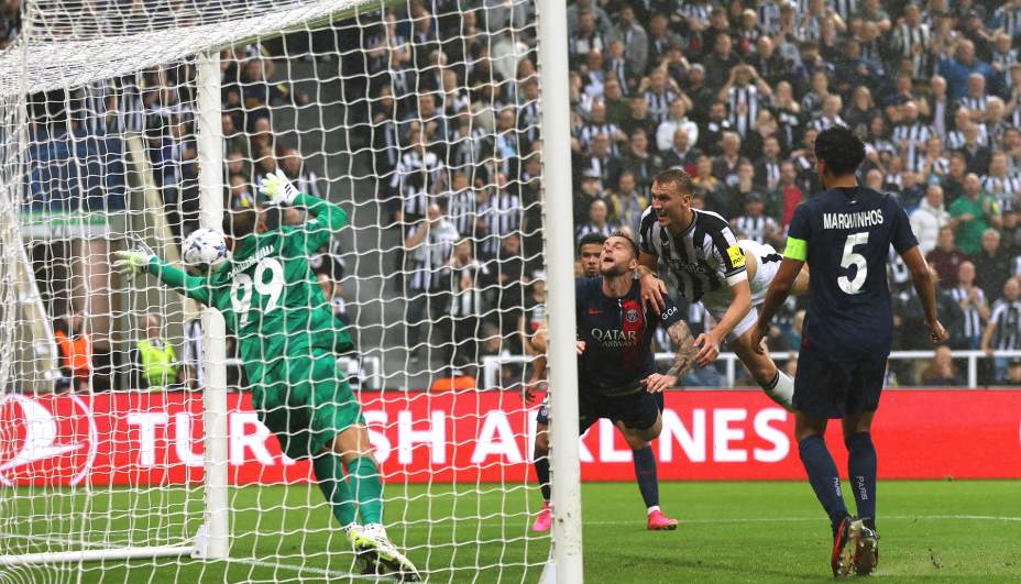 Дэн Берн отправляет второй мяч «Ньюкасла» в ворота «ПСЖ». Фото: Reuters
