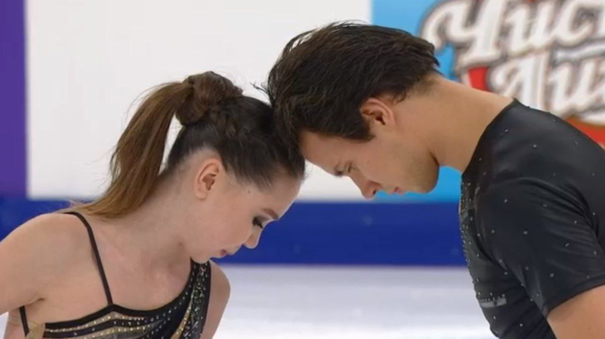 Кадырова - Колесов во время короткой программы на Гран-При России в Красноярске. Фото: Первый канал.