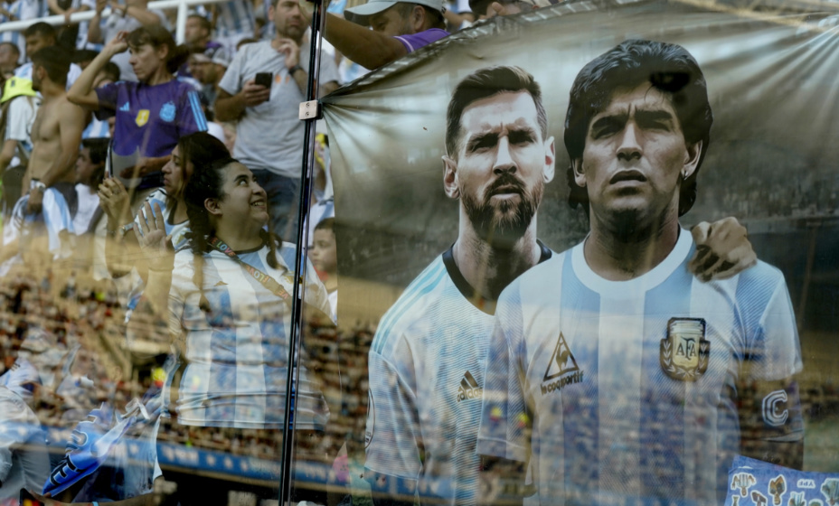 28 March 2023, Argentina, Santiago del Estero: Soccer: internationals, Argentina - Curaçao, Estadio Unico Madre de Ciudades. Fans hang a poster of Argentine soccer stars Messi and Maradona before the match. Photo: Gustavo Ortiz/dp