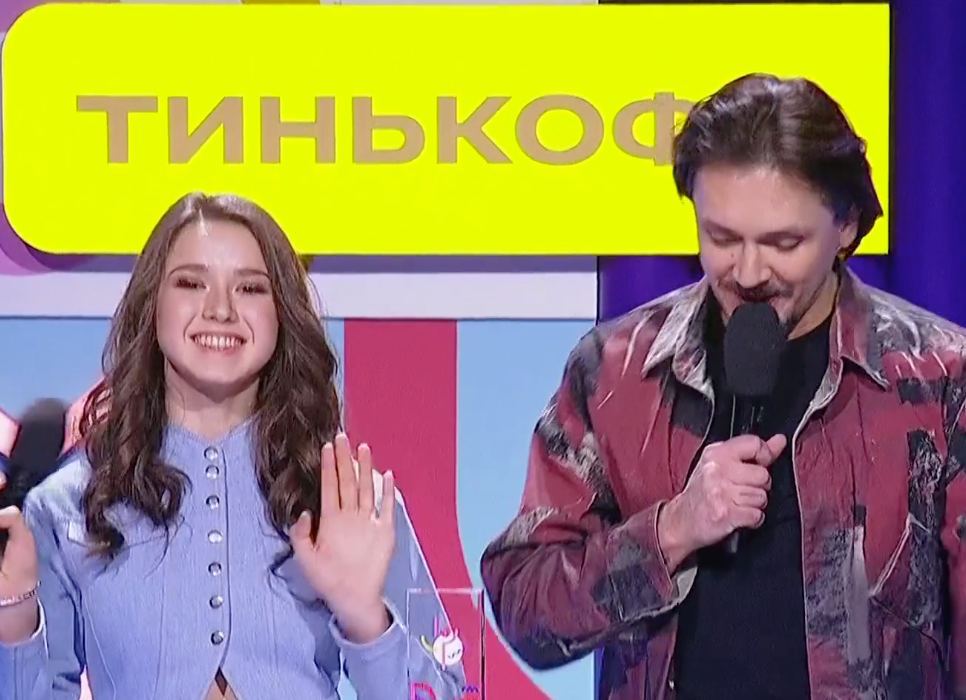 Камила Валиева и Максим Траньков в роли ведущих. Фото: стоп-кадр прямого эфира