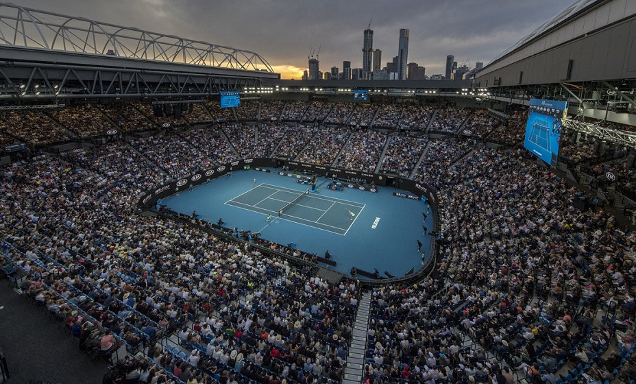 Матч Джоковича и Синнера остановили, чтобы оказать медицинскую помощь зрителю. Фото: Global Look Press