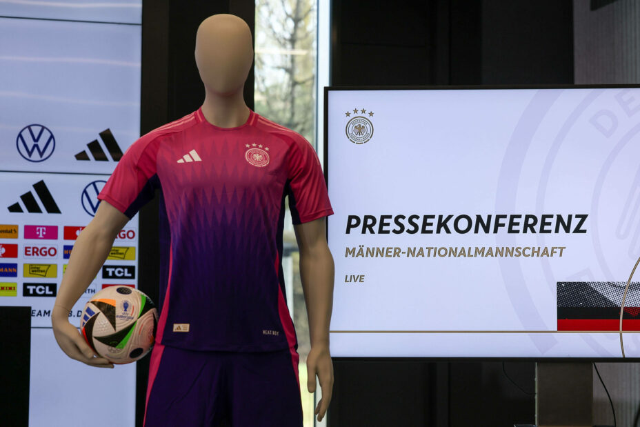 В розовом цвете выполнена гостевая форма Германии. Фото: GLOBAL LOOK PRESS
