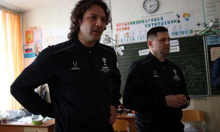 Сенников и Семшов в школе, которая превратилась в дом для пострадавших от наводнения. Фото: РФС